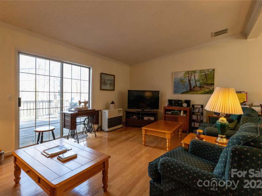 120 Powderhorn Drive, Burnsville, NC 28714.  MLS# CAR4258833, YatesRealty ID 670. 