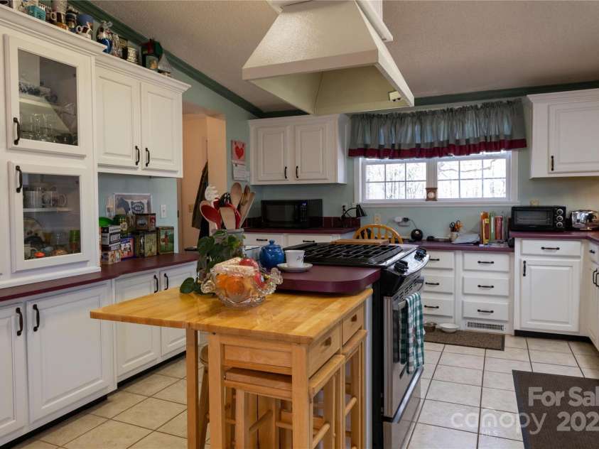 120 Powderhorn Drive, Burnsville, NC 28714.  MLS# CAR4258833, YatesRealty ID 670. 