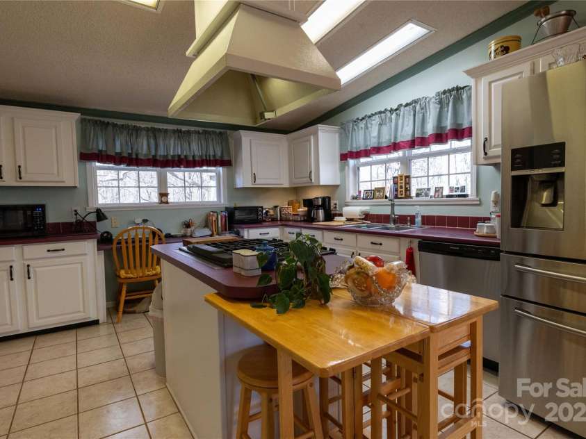 120 Powderhorn Drive, Burnsville, NC 28714.  MLS# CAR4258833, YatesRealty ID 670. 