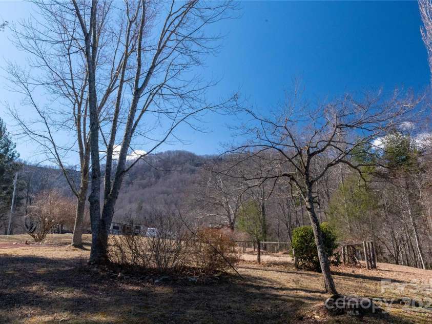 120 Powderhorn Drive, Burnsville, NC 28714.  MLS# CAR4258833, YatesRealty ID 670. 