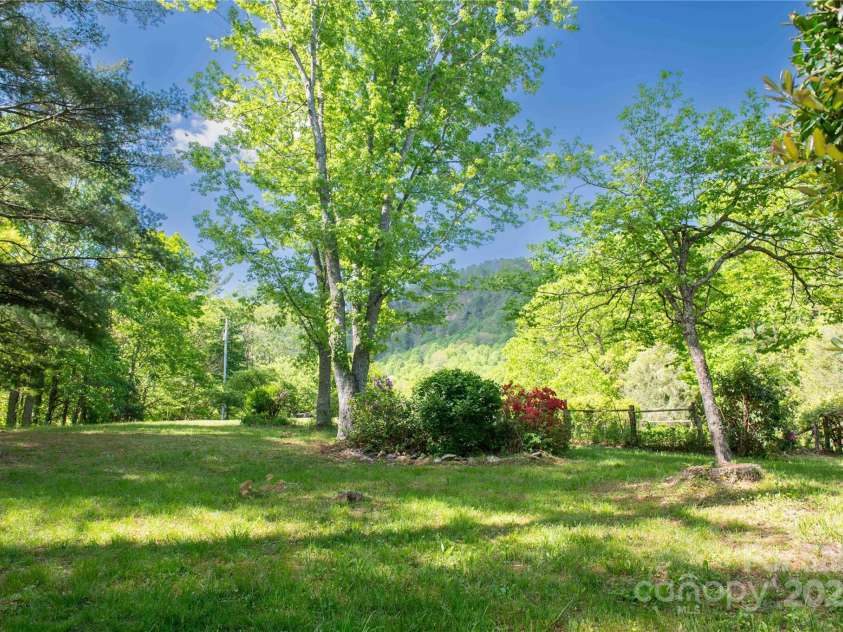 120 Powderhorn Drive, Burnsville, NC 28714.  MLS# CAR4258833, YatesRealty ID 670. 