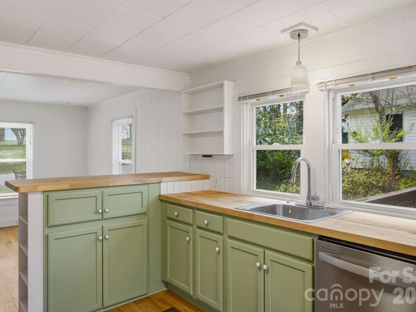 105 Moses Street, Morganton, NC 28655.  MLS# CAR4358523, YatesRealty ID 6700. 