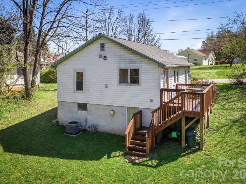 105 Moses Street, Morganton, NC 28655.  MLS# CAR4358523, YatesRealty ID 6700. 