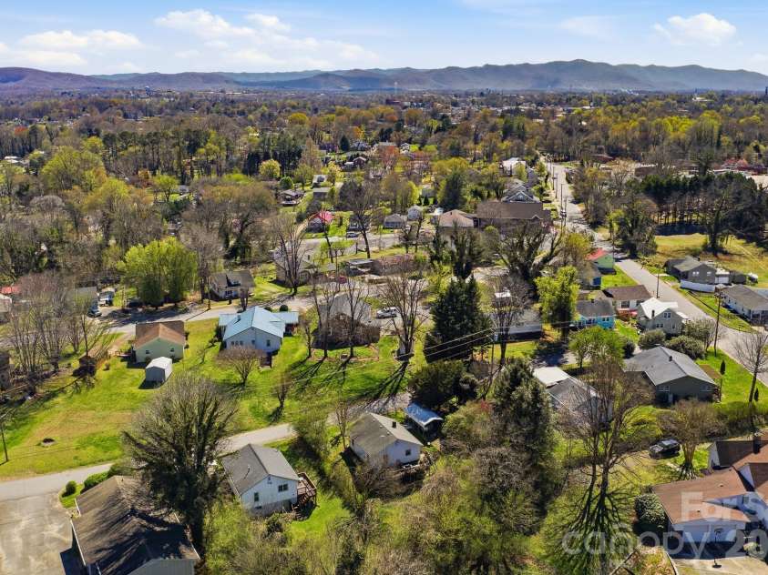 105 Moses Street, Morganton, NC 28655.  MLS# CAR4358523, YatesRealty ID 6700. 