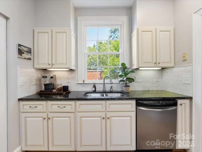 2310 Roswell Avenue, Charlotte, NC 28207.  MLS# CAR4237358, YatesRealty ID 6701. 