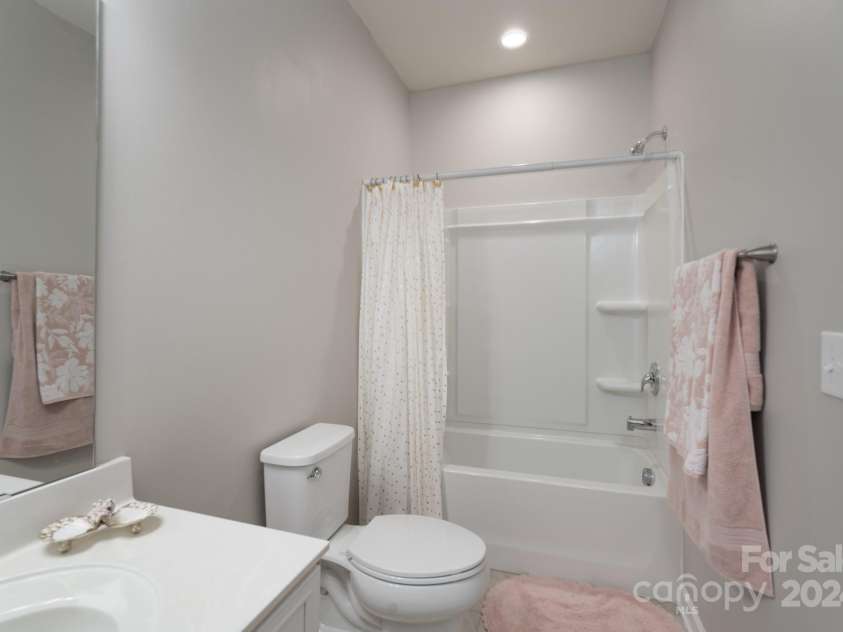 1501 Liberty Row Drive, Fort Mill, SC 29708.  MLS# CAR4196570, YatesRealty ID 6704. Upper Level Full Bathroom