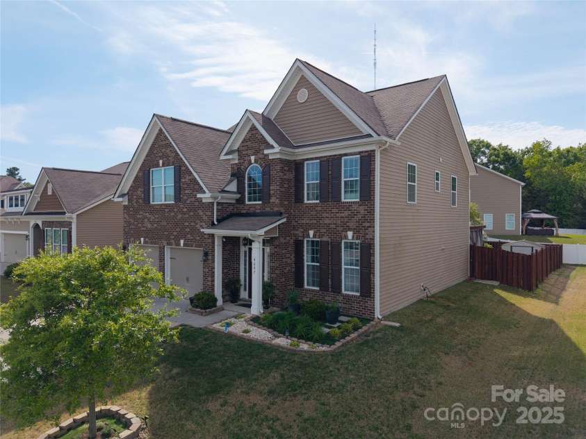 4607 Bonroi Avenue, Charlotte, NC 28213.  MLS# CAR4248280, YatesRealty ID 6713. Another angle of the front showing the side yard