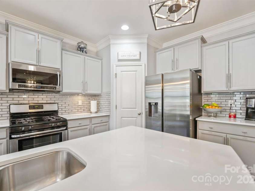 4607 Bonroi Avenue, Charlotte, NC 28213.  MLS# CAR4248280, YatesRealty ID 6713. Highlighting this kitchen is new top quality quartz counter tops and stainless steel appliances.  The highend backsplash and custom lighting makes this kitchen a true show piece.