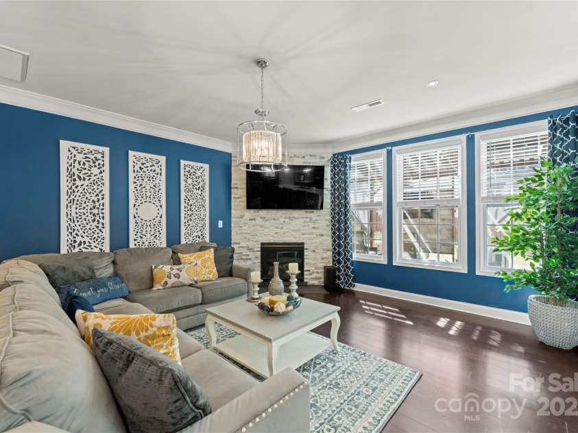 4607 Bonroi Avenue, Charlotte, NC 28213.  MLS# CAR4248280, YatesRealty ID 6713. View walking into the living room from the foyer hallway