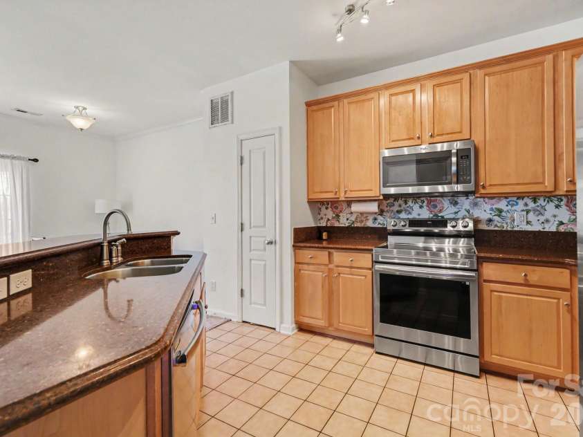 8411 Chaceview Court, Charlotte, NC 28269.  MLS# CAR4357528, YatesRealty ID 6714. Kitchen