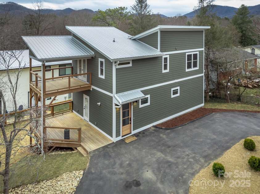 200 Stafford Street, Black Mountain, NC 28711.  MLS# CAR4226904, YatesRealty ID 6722. 