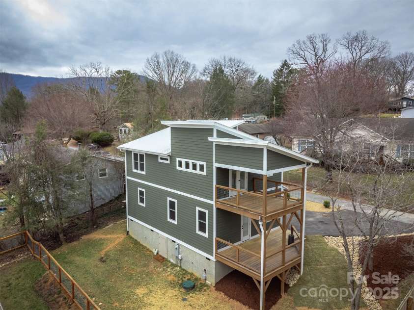 200 Stafford Street, Black Mountain, NC 28711.  MLS# CAR4226904, YatesRealty ID 6722. 