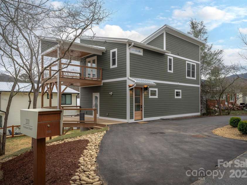 200 Stafford Street, Black Mountain, NC 28711.  MLS# CAR4226904, YatesRealty ID 6722. 
