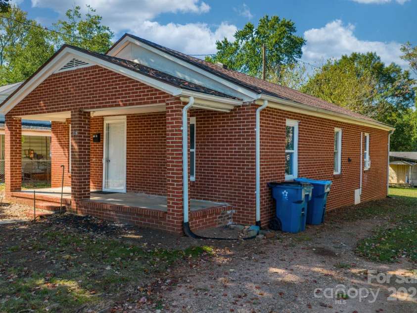728 21st Street, Hickory, NC 28602.  MLS# CAR4328871, YatesRealty ID 6723. 