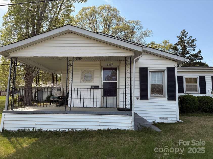 3839 1st Avenue, Hickory, NC 28601.  MLS# CAR4218996, YatesRealty ID 6724. 