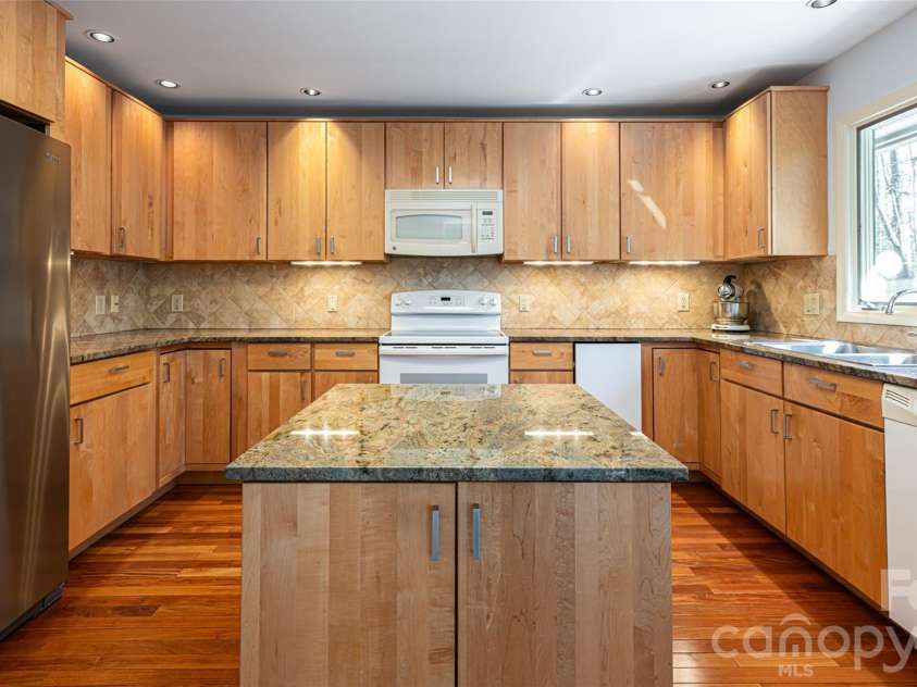 12 Stuyvesant Crescent, Asheville, NC 28803.  MLS# CAR4405416, YatesRealty ID 6725. 