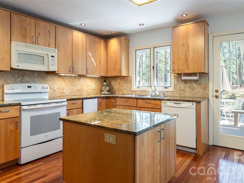 12 Stuyvesant Crescent, Asheville, NC 28803.  MLS# CAR4405416, YatesRealty ID 6725. 