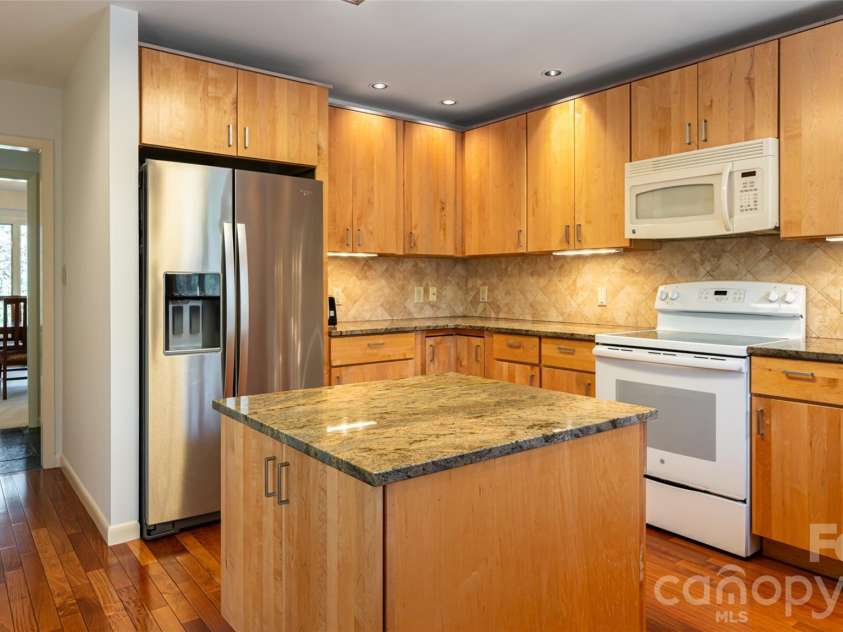 12 Stuyvesant Crescent, Asheville, NC 28803.  MLS# CAR4405416, YatesRealty ID 6725. 