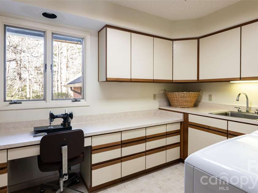 12 Stuyvesant Crescent, Asheville, NC 28803.  MLS# CAR4405416, YatesRealty ID 6725. 