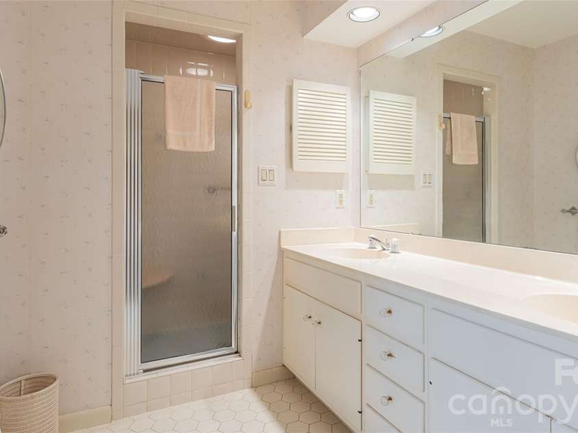 12 Stuyvesant Crescent, Asheville, NC 28803.  MLS# CAR4405416, YatesRealty ID 6725. 