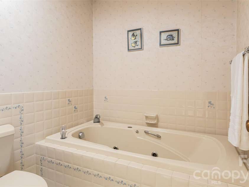 12 Stuyvesant Crescent, Asheville, NC 28803.  MLS# CAR4405416, YatesRealty ID 6725. 