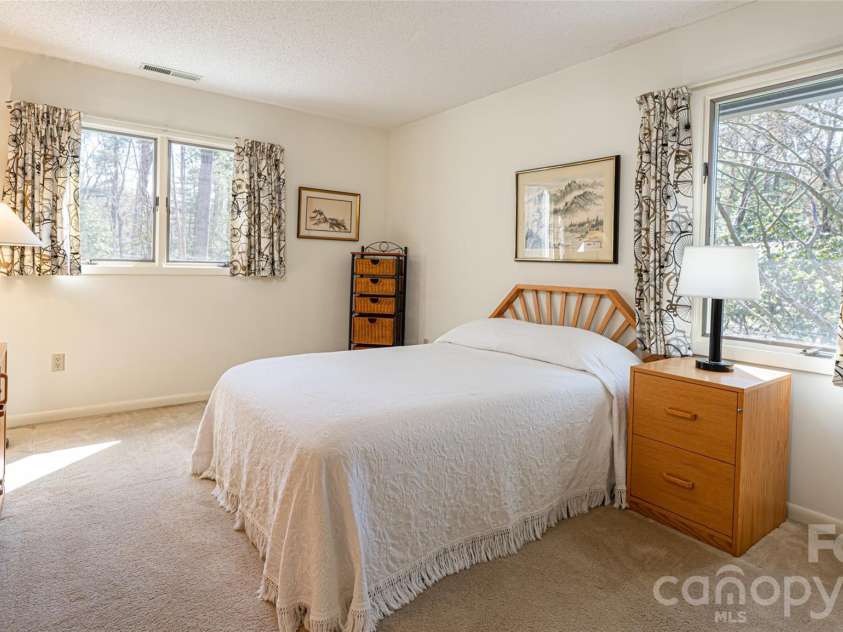 12 Stuyvesant Crescent, Asheville, NC 28803.  MLS# CAR4405416, YatesRealty ID 6725. 