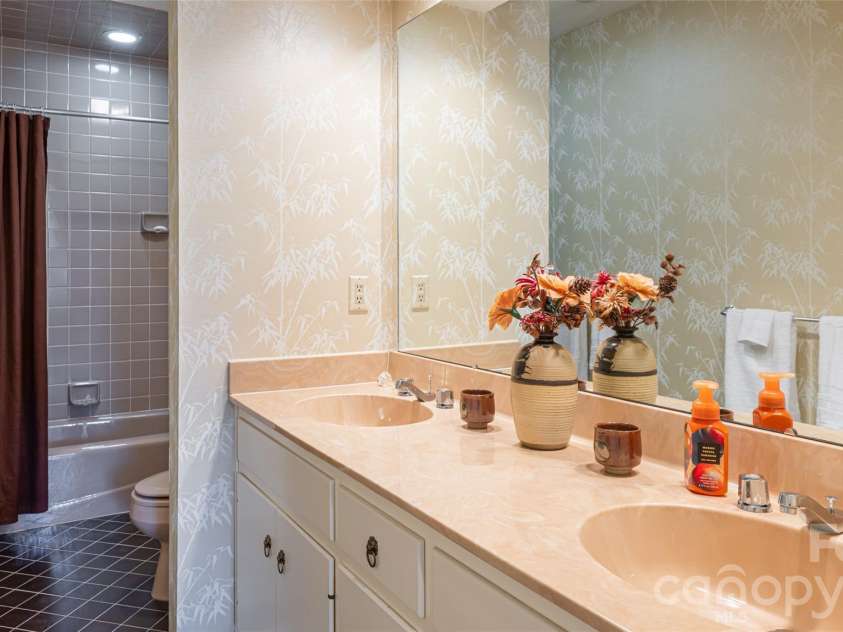 12 Stuyvesant Crescent, Asheville, NC 28803.  MLS# CAR4405416, YatesRealty ID 6725. 