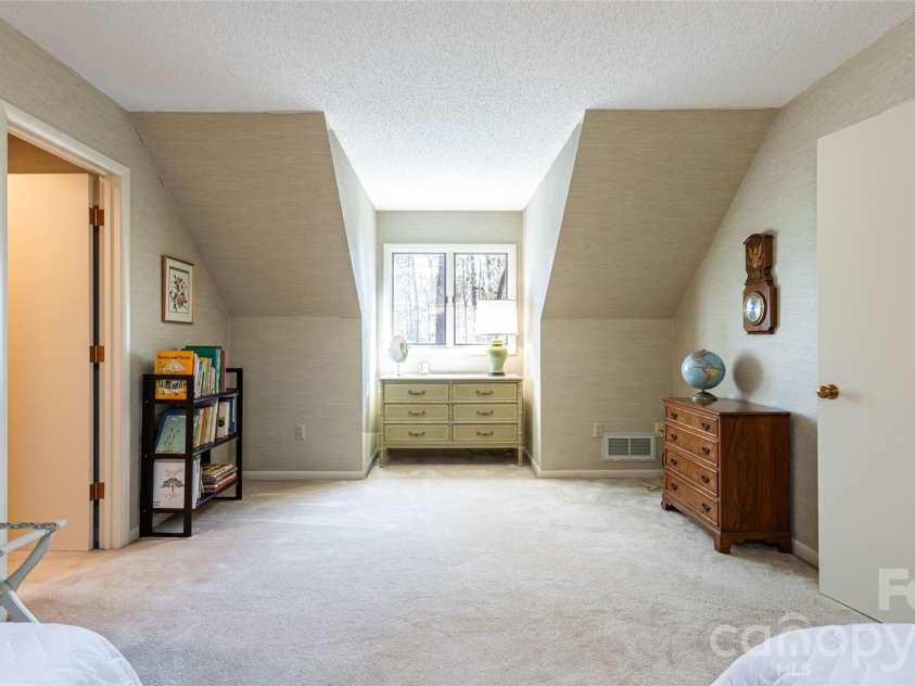 12 Stuyvesant Crescent, Asheville, NC 28803.  MLS# CAR4405416, YatesRealty ID 6725. 