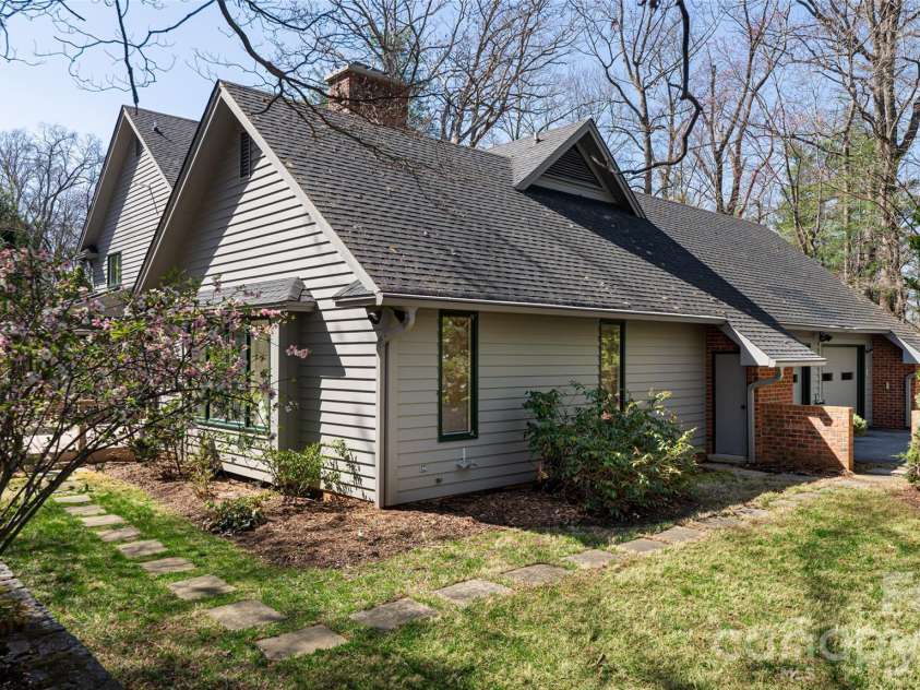 12 Stuyvesant Crescent, Asheville, NC 28803.  MLS# CAR4405416, YatesRealty ID 6725. 