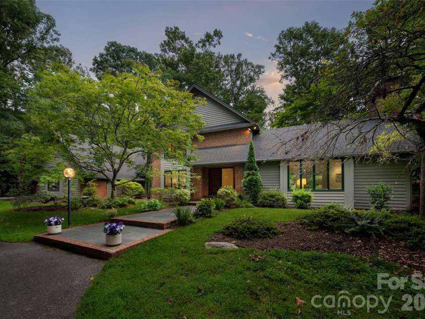 12 Stuyvesant Crescent, Asheville, NC 28803.  MLS# CAR4405416, YatesRealty ID 6725. 