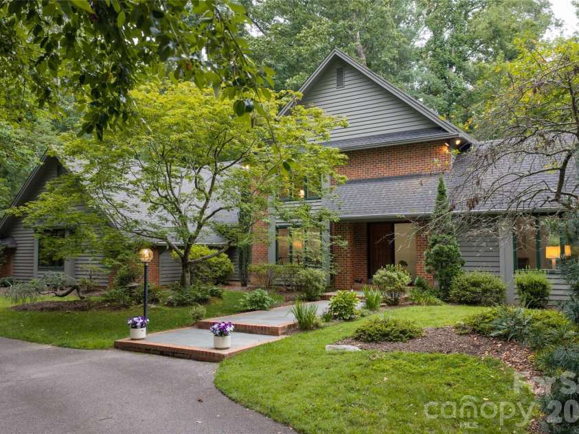 12 Stuyvesant Crescent, Asheville, NC 28803.  MLS# CAR4405416, YatesRealty ID 6725. 