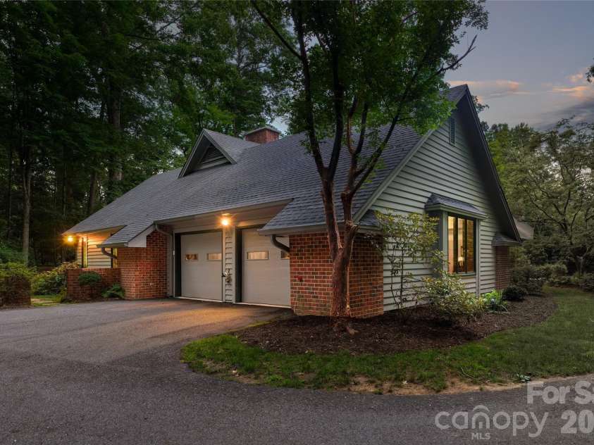 12 Stuyvesant Crescent, Asheville, NC 28803.  MLS# CAR4405416, YatesRealty ID 6725. 
