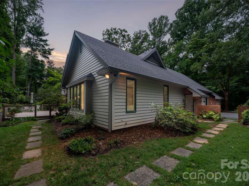 12 Stuyvesant Crescent, Asheville, NC 28803.  MLS# CAR4405416, YatesRealty ID 6725. 