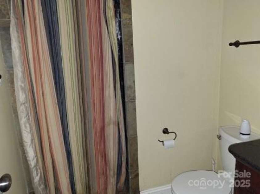 29 Toad Drive, Asheville, NC 28806.  MLS# CAR4289081, YatesRealty ID 6726. Bathroom