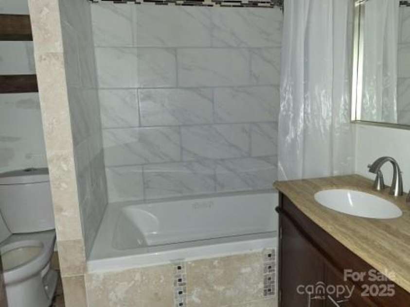 29 Toad Drive, Asheville, NC 28806.  MLS# CAR4289081, YatesRealty ID 6726. Master bath