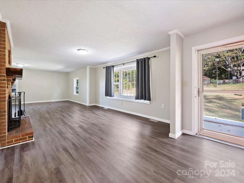 111 Bobby Lee Lane, Mooresville, NC 28115.  MLS# CAR4127085, YatesRealty ID 6728. Foyer
