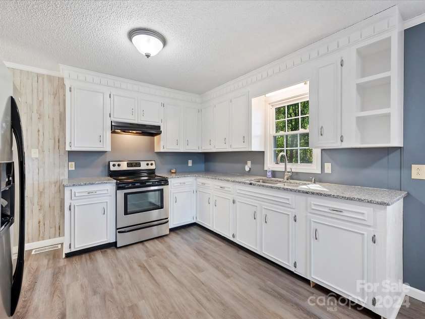 111 Bobby Lee Lane, Mooresville, NC 28115.  MLS# CAR4127085, YatesRealty ID 6728. Kitchen