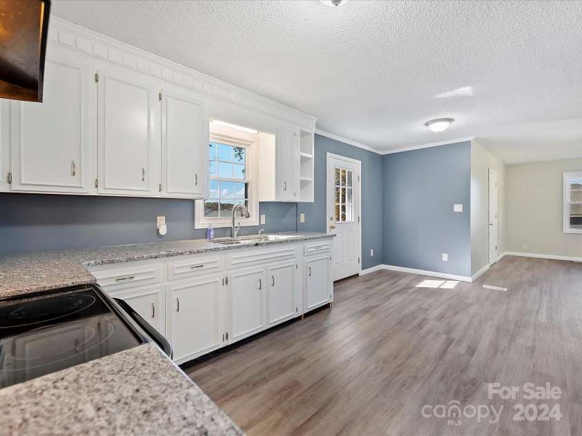 111 Bobby Lee Lane, Mooresville, NC 28115.  MLS# CAR4127085, YatesRealty ID 6728. Kitchen
