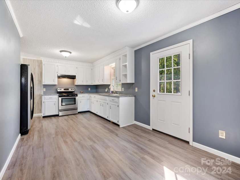 111 Bobby Lee Lane, Mooresville, NC 28115.  MLS# CAR4127085, YatesRealty ID 6728. Kitchen