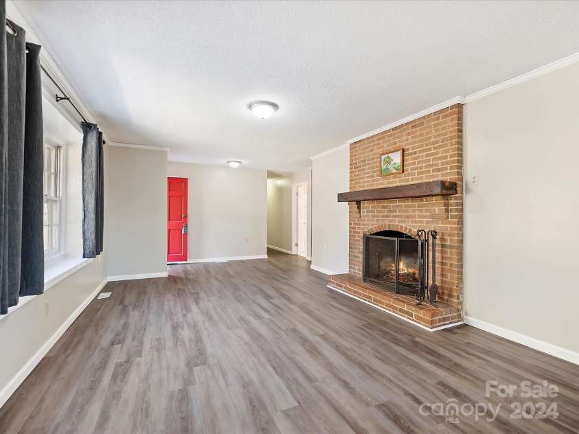 111 Bobby Lee Lane, Mooresville, NC 28115.  MLS# CAR4127085, YatesRealty ID 6728. Living Room