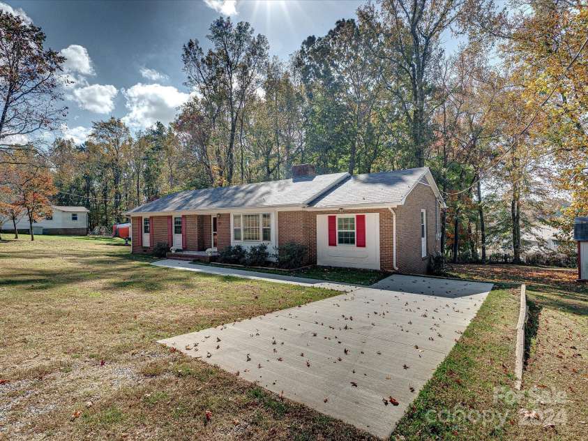 111 Bobby Lee Lane, Mooresville, NC 28115.  MLS# CAR4127085, YatesRealty ID 6728. Welcome Home!