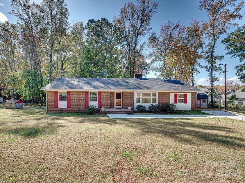 111 Bobby Lee Lane, Mooresville, NC 28115.  MLS# CAR4127085, YatesRealty ID 6728. Welcome Home!