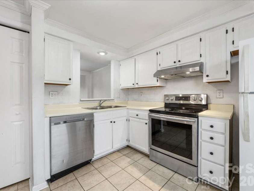 237 Water Oak Drive, Pineville, NC 28134.  MLS# CAR4351240, YatesRealty ID 6728. Kitchen