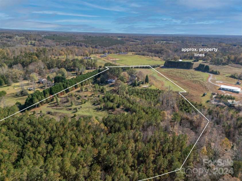 2662 Green Creek Drive, Columbus, NC 28722.  MLS# CAR4203189, YatesRealty ID 6729. Approximate property lines.