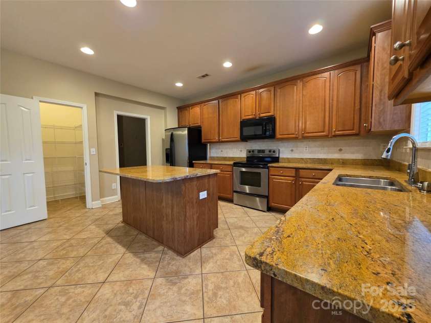 10927 Kinnairds Street, Charlotte, NC 28278.  MLS# CAR4231130, YatesRealty ID 6732. 