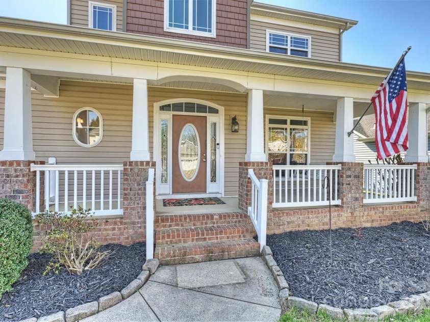 8816 Castle Cliff Drive, Matthews, NC 28105.  MLS# CAR4238925, YatesRealty ID 6733. 