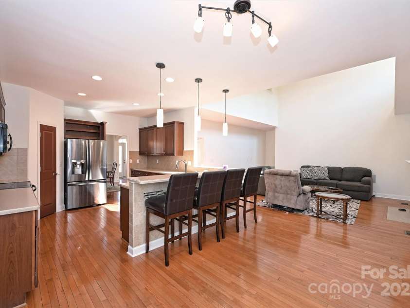 8816 Castle Cliff Drive, Matthews, NC 28105.  MLS# CAR4238925, YatesRealty ID 6733. 