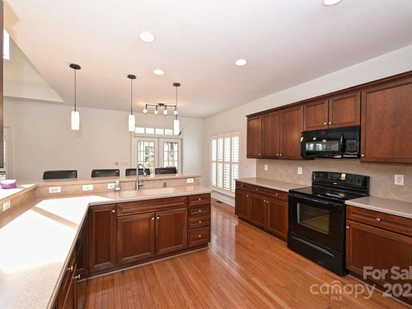 8816 Castle Cliff Drive, Matthews, NC 28105.  MLS# CAR4238925, YatesRealty ID 6733. 