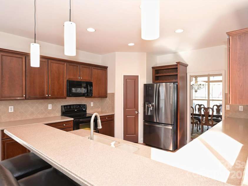 8816 Castle Cliff Drive, Matthews, NC 28105.  MLS# CAR4238925, YatesRealty ID 6733. 