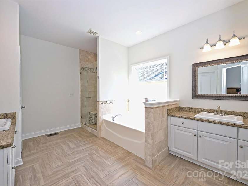 8816 Castle Cliff Drive, Matthews, NC 28105.  MLS# CAR4238925, YatesRealty ID 6733. 